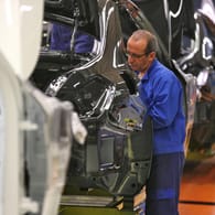 Mitarbeiter in der Autoproduktion (Symbolbild): Besonders dieser Sektor litt hart unter den Lieferengpässen im vergangenen Jahr.