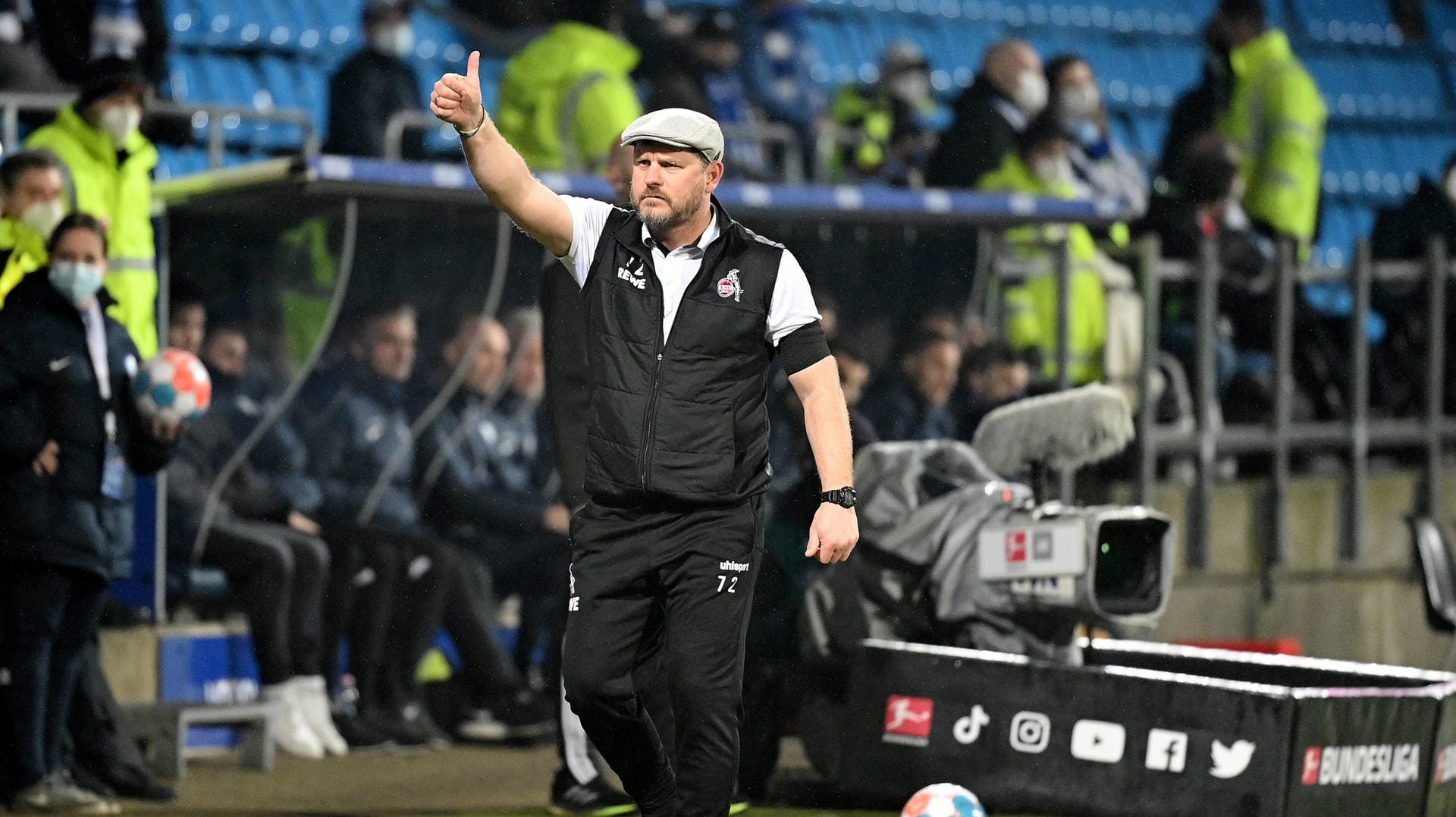 Steffen Baumgart an der Seitenlinie: Nach dem Spiel kam es zu einem kleinen Scharmützel mit einem Fan.