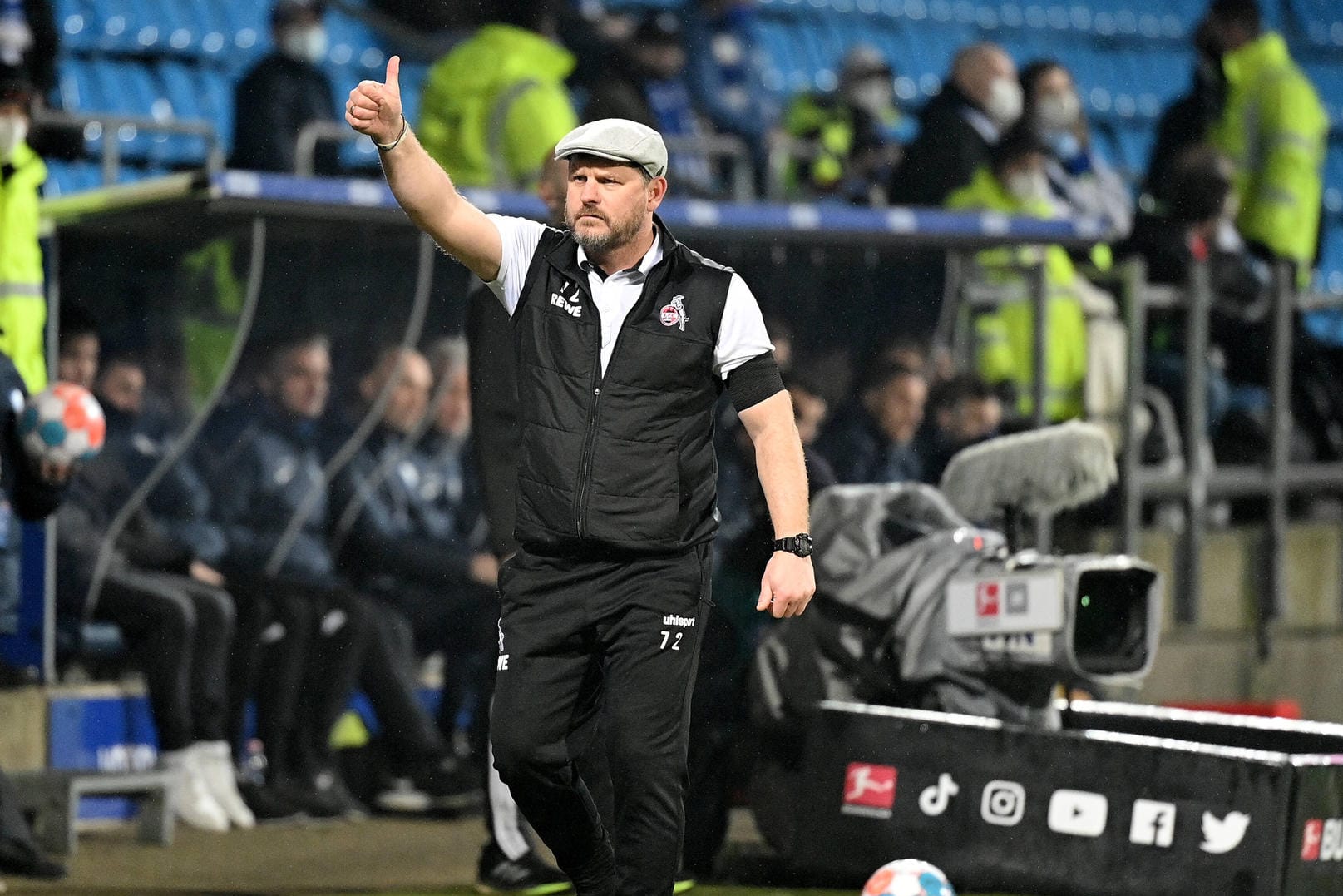 Steffen Baumgart an der Seitenlinie: Nach dem Spiel kam es zu einem kleinen Scharmützel mit einem Fan.