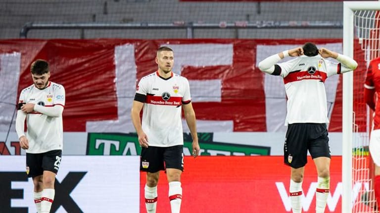 Nach dem Abpfiff hadern die Spieler des VfB Stuttgart mit dem Spielverlauf.