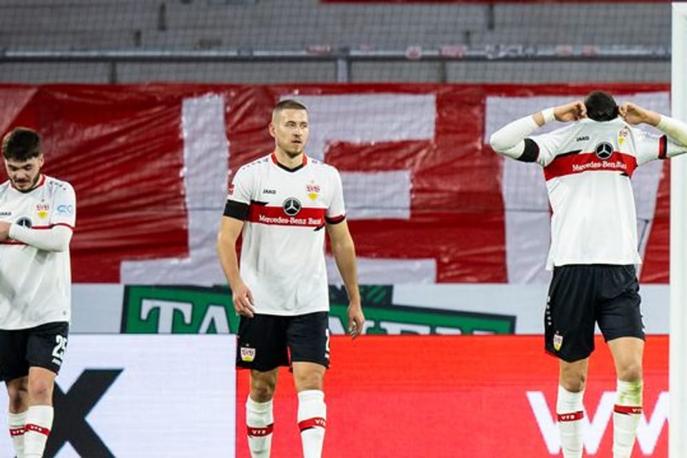 Nach dem Abpfiff hadern die Spieler des VfB Stuttgart mit dem Spielverlauf.