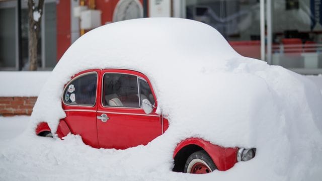 Ein Auto in Gaziantep am Straßenrand - bedeckt von einer dicken Schneeschicht.