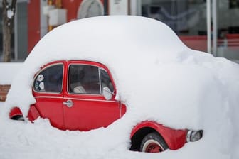 Ein Auto in Gaziantep am Straßenrand - bedeckt von einer dicken Schneeschicht.