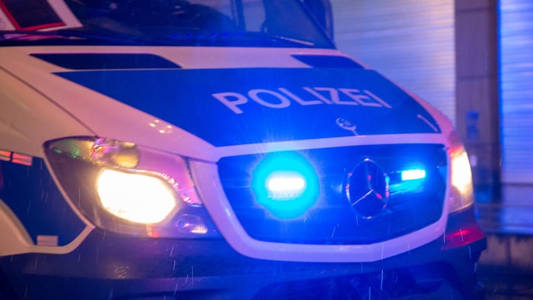 Ein Fahrzeug der Polizei mit Blaulicht (Symbolbild): Die Kriminalpolizei ermittelt nun gegen die Randalierer und ihre mögliche Verbindung zu den Drogen.