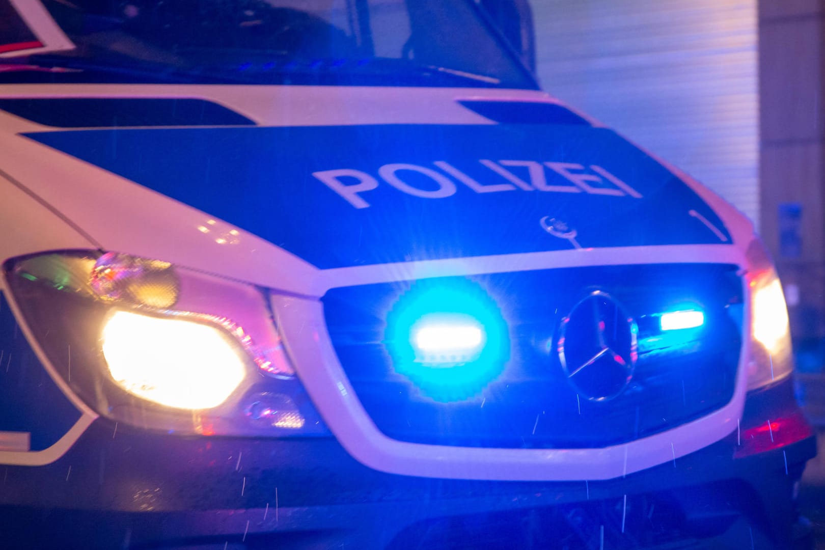 Ein Fahrzeug der Polizei mit Blaulicht (Symbolbild): Die Kriminalpolizei ermittelt nun gegen die Randalierer und ihre mögliche Verbindung zu den Drogen.