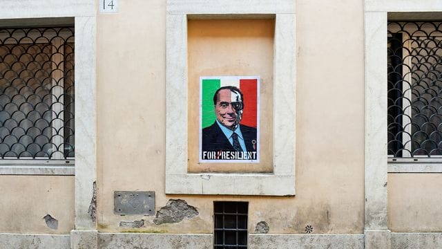 Ein Wandbild des Politikers Silvio Berlusconi in Rom.