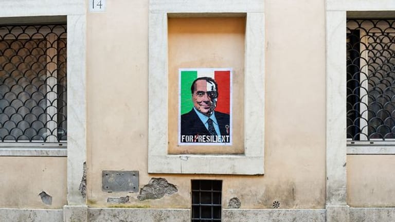 Ein Wandbild des Politikers Silvio Berlusconi in Rom.
