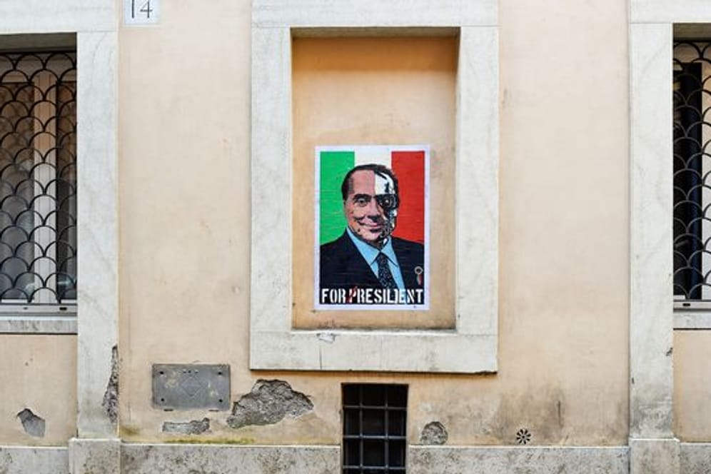 Ein Wandbild des Politikers Silvio Berlusconi in Rom.