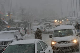 Starker Schneefall in Ankara: Aufgrund des Wetters ist es in der Türkei zu mehreren schweren Unfällen gekommen.