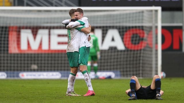 Marvin Ducksch (M) und Niclas Füllkrug (l) feiern das Ende eines wilden Spiels und den Sieg über Paderborn.