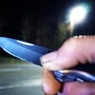 Eine Person hält ein Messer in der Hand (Symbolbild): In Essen wurde ein Mann mit einem Messer verletzt.