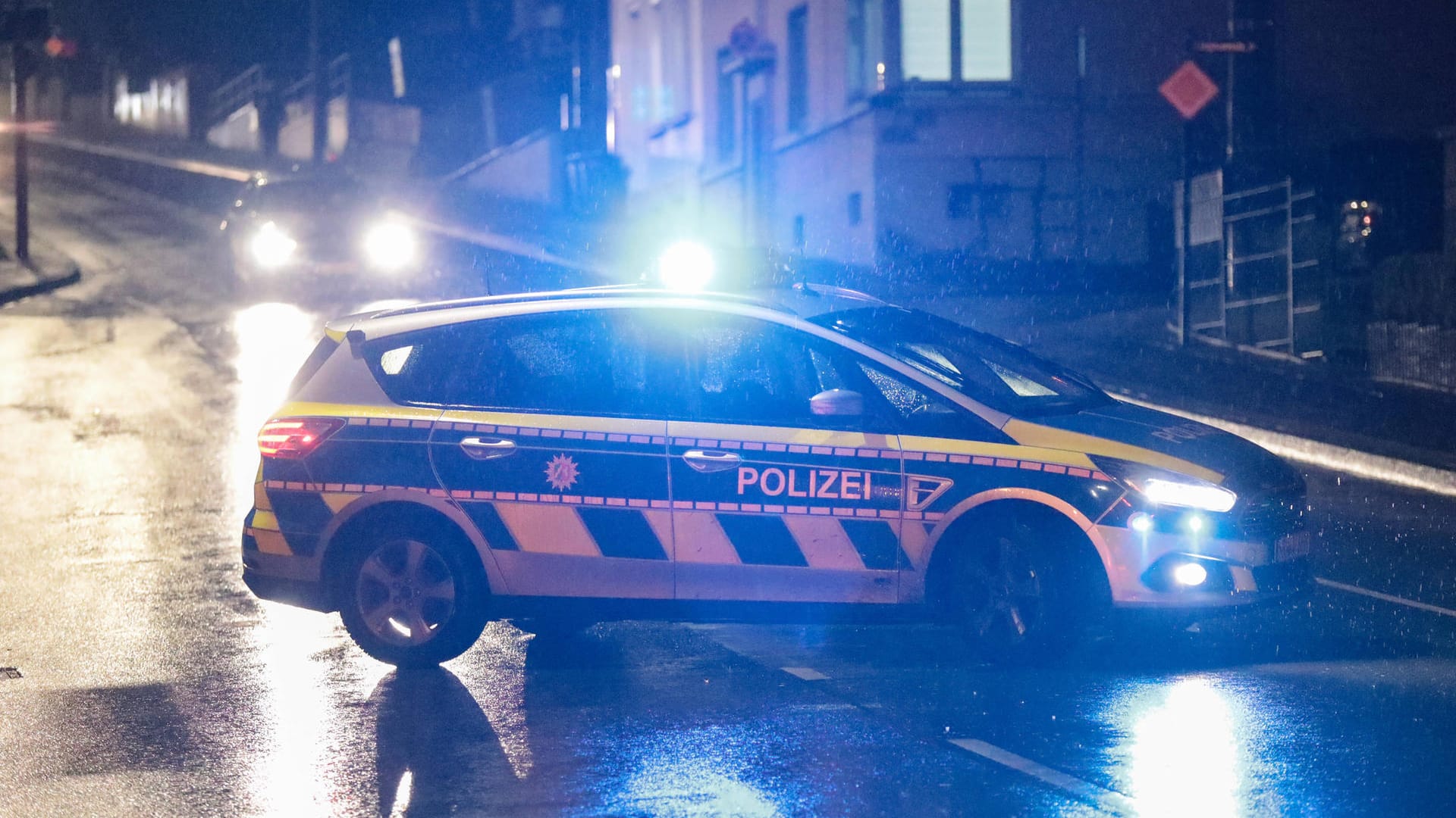 Ein Streifenwagen im Einsatz (Archivbild): In Nürnberg hat ein 17-Jähriger Menschen bedroht. Ein Streifenwagen im Einsatz (Archivbild): In Nürnberg hat ein 17-Jähriger Menschen bedroht.