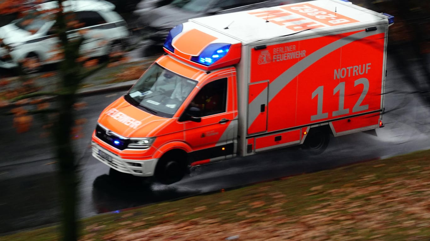 Ein Rettungswagen in Berlin (Symbolbild): Der 27-Jährige schwebt nicht mehr in Lebensgefahr.