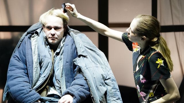Der Schauspieler Mirco Kreibich als Andrej Kowrin und Schauspielerin Viktoria Miroschnichenko als junge Tochter Tanja. Der Schauspieler Mirco Kreibich als Andrej Kowrin und Schauspielerin Viktoria Miroschnichenko als junge Tochter Tanja.