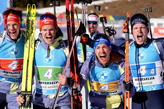 Die drittplatzierten deutschen Herren: Roman Rees (l-r) Philipp Horn, David Zobel und Lucas Fratzscher ubeln im Zielbereich.