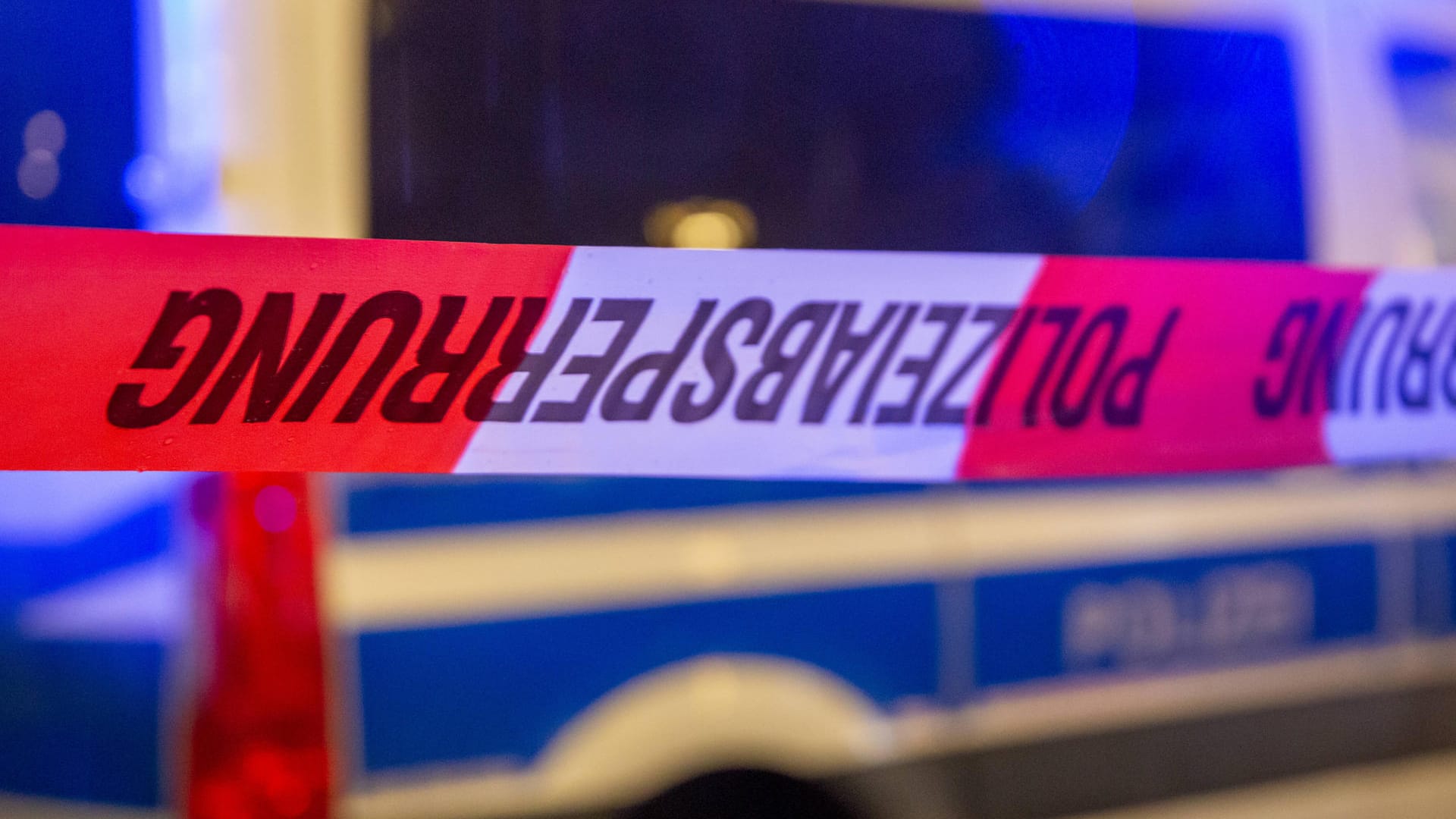 Polizeiabsperrung mit Polizeiauto im Hintergrund (Symbolbild): Die Landauer Brücke wurde von der Polizei abgesperrt. Polizeiabsperrung mit Polizeiauto im Hintergrund (Symbolbild): Die Landauer Brücke wurde von der Polizei abgesperrt.
