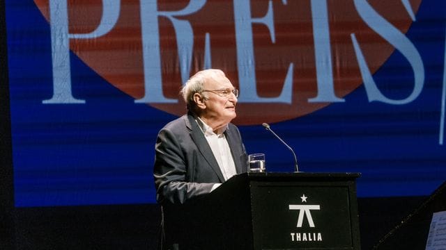 Der Schriftsteller Uwe Timm hält seine Dankesrede in Hamburg.