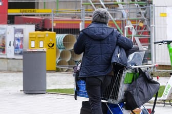 Obdachloser Flaschensammler in Düsseldorf: Mindestens 16 Wohnungslose sind im vergangenen Jahr getötet worden.