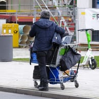 Obdachloser Flaschensammler in Düsseldorf: Mindestens 16 Wohnungslose sind im vergangenen Jahr getötet worden.