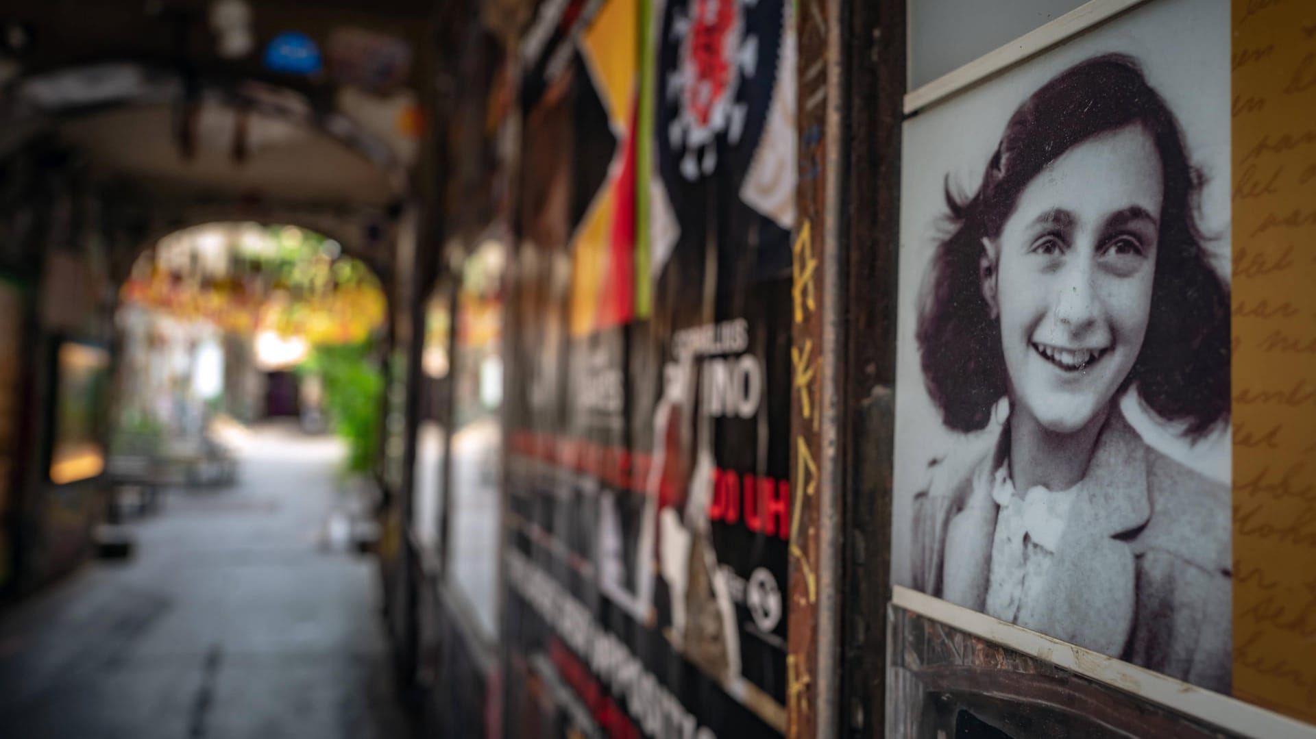 Bild von Anne Frank an einer Hauswand: Der Anne Frank Fonds ist enttäuscht von dem Ergebnis einer Untersuchung zu ihrem Verrat.