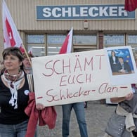 Betriebsrätinnen der insolventen Drogeriemarktkette Schlecker demonstrieren in Dresden für Unterstützung durch die Politik. (Archivbild von 2012)