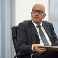Unter Druck: Der ehemalige Chef der Schweizer Raiffeisenbank sieht sich einer Vielzahl an Vorwürfen gegenüber. Am Dienstag beginnt der Prozess gegen den ehemaligen Shooting-Star.