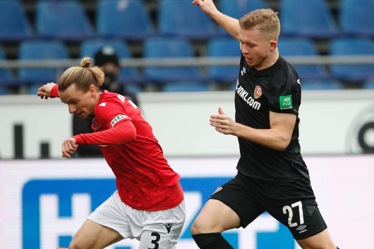 Hannovers Niklas Hult (l.) im Zweikampf mit Vaclav Drchal: Die Partie endete ohne Tore.