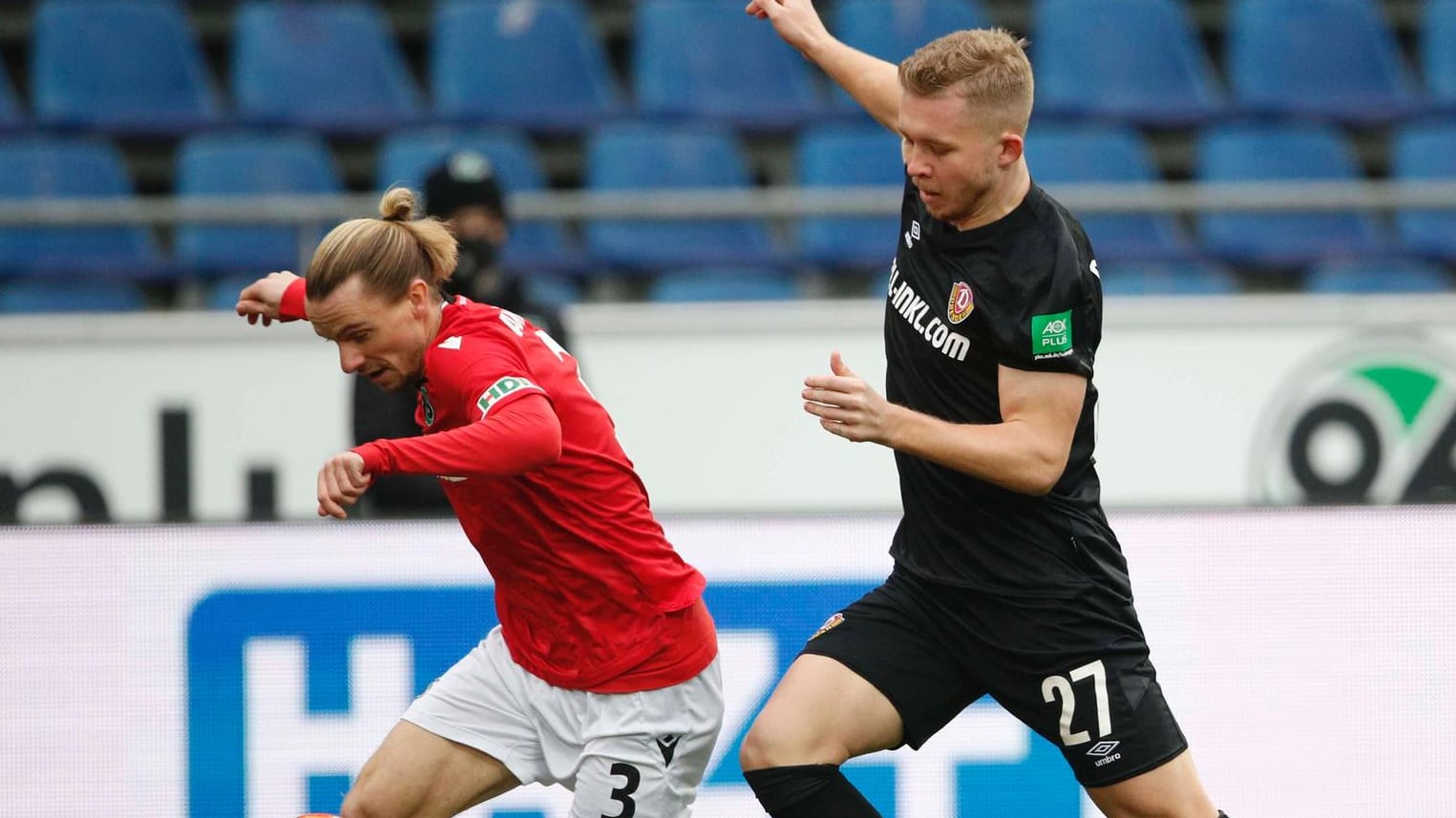 Hannovers Niklas Hult (l.) im Zweikampf mit Vaclav Drchal: Die Partie endete ohne Tore.