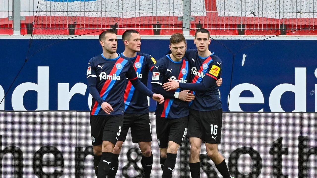 Die Spieler von Holstein Kiel feiern das 2:1 bei Dynamo Dresden.