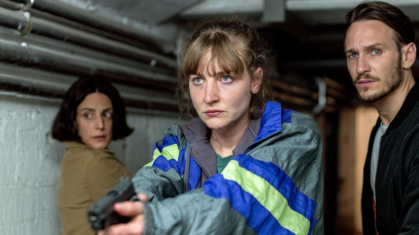 "Tatort: Das Herz der Schlange": Esther Baumann (Brigitte Urhausen), Pia Heinrich (Ines Marie Westernströer) und Leo Hölzer (Vladimir Burlakov) auf Verfolgungsjagd durch einen dunklen Kellergang.