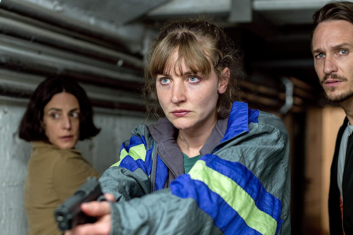 "Tatort: Das Herz der Schlange": Esther Baumann (Brigitte Urhausen), Pia Heinrich (Ines Marie Westernströer) und Leo Hölzer (Vladimir Burlakov) auf Verfolgungsjagd durch einen dunklen Kellergang.