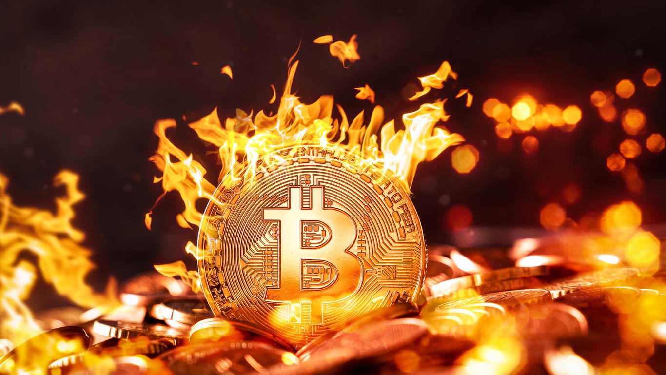 Bitcoin steht unter Feuer (Symbolbild): Viele frische Anleger treiben die aktuellen Kursrutsche aus dem Markt.