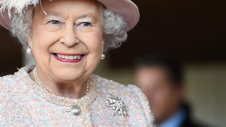 Queen Elizabeth II.: Die britische Königin scheint sich erholt zu haben – und ist wieder verreist.