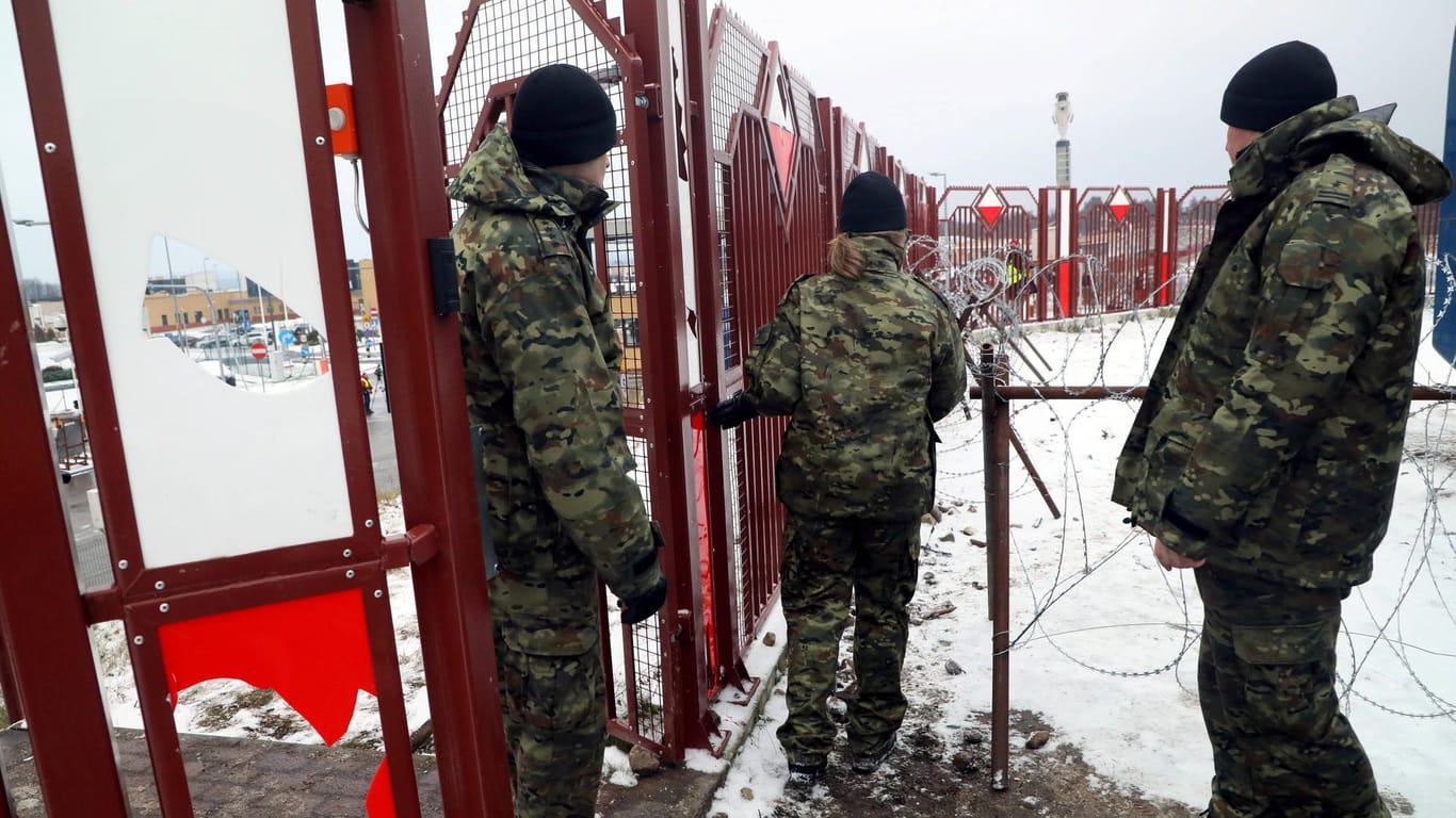 Zaun an der polnisch-belarussischen Grenze: Erstmal bekommen Journalisten einen Eindruck vom Grenzgebiet.