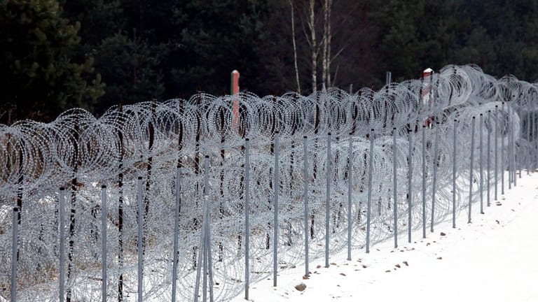 Stacheldraht an der polnischen Grenze: Bald so mit dem Bau einer permanenten Barriere begonnen werden.