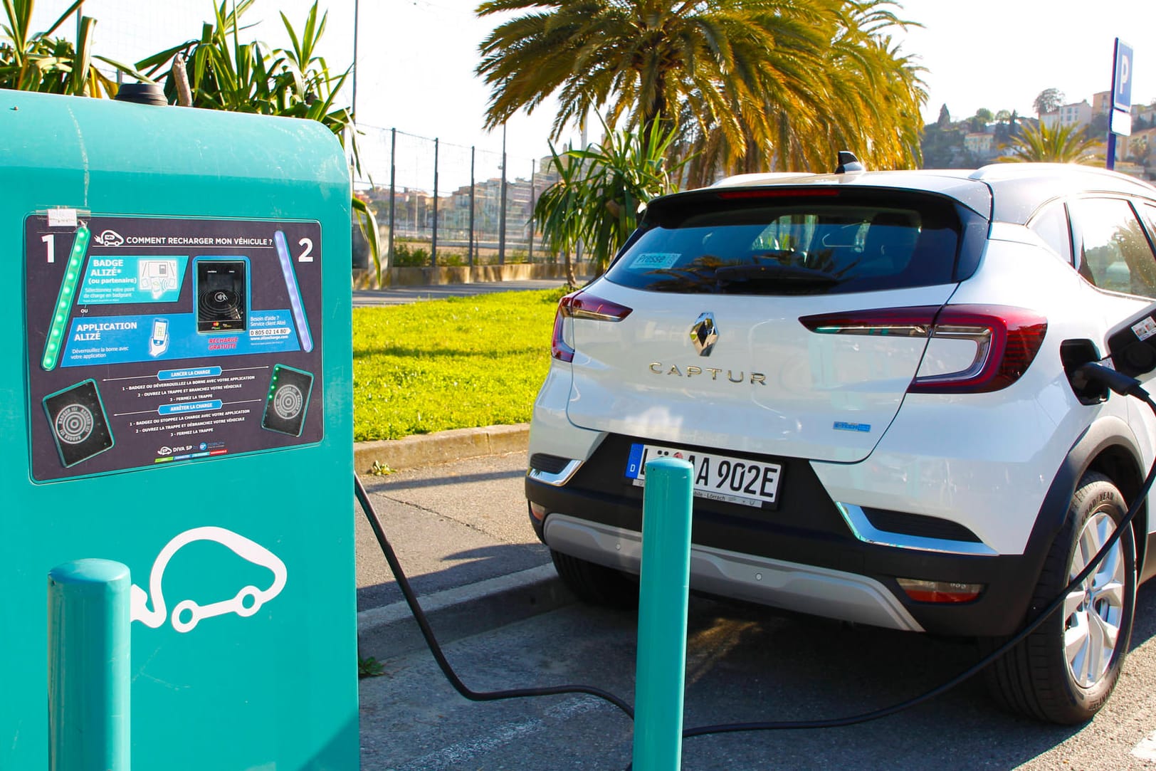 Hybrid-Model der Marke Renault (Symbolbild): Gemeinsam mit den japanischen Autobauern Nissan und Mitsubishi wollen die Franzosen E-Autos bis 2025 erschwinglich machen. Hybrid-Model der Marke Renault (Symbolbild): Gemeinsam mit den japanischen Autobauern Nissan und Mitsubishi wollen die Franzosen E-Autos bis 2025 erschwinglich machen.