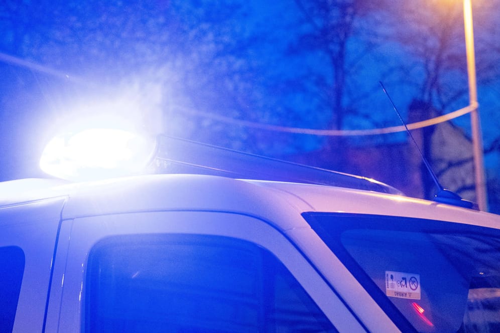 Ein Polizeifahrzeug im Einsatz (Symbolbild): In München versperrte ein "Querdenker" eine Straße.