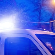 Ein Polizeifahrzeug im Einsatz (Symbolbild): In München versperrte ein "Querdenker" eine Straße.