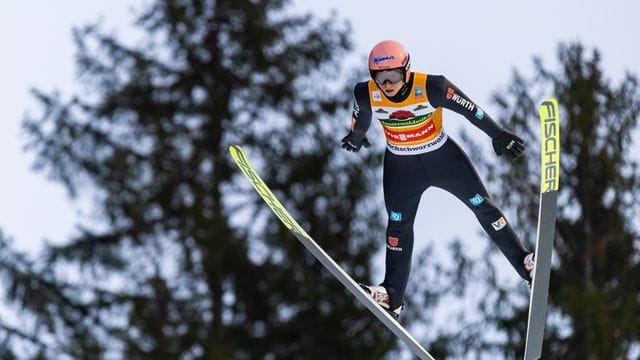 Gewann auch das zweite Springen in Titisee-Neustadt: Karl Geiger.