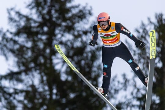 Gewann auch das zweite Springen in Titisee-Neustadt: Karl Geiger.