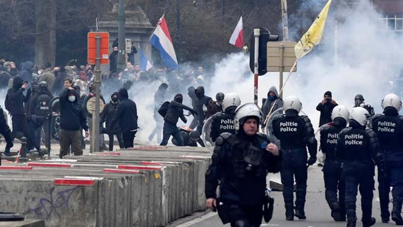Zehntausende Menschen waren in Brüssel die Corona-Maßnahmen der Regierung auf die Straße gegangen.