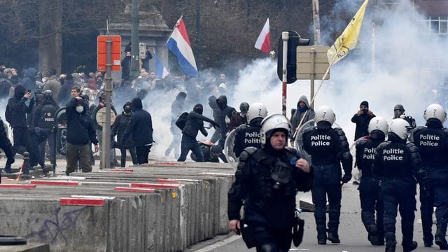 Zehntausende Menschen waren in Brüssel die Corona-Maßnahmen der Regierung auf die Straße gegangen. Zehntausende Menschen waren in Brüssel die Corona-Maßnahmen der Regierung auf die Straße gegangen.