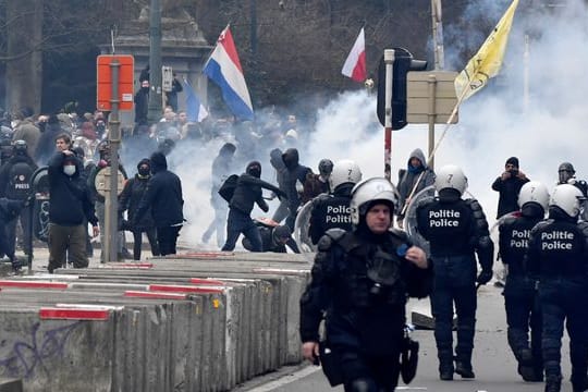 Zehntausende Menschen waren in Brüssel die Corona-Maßnahmen der Regierung auf die Straße gegangen.