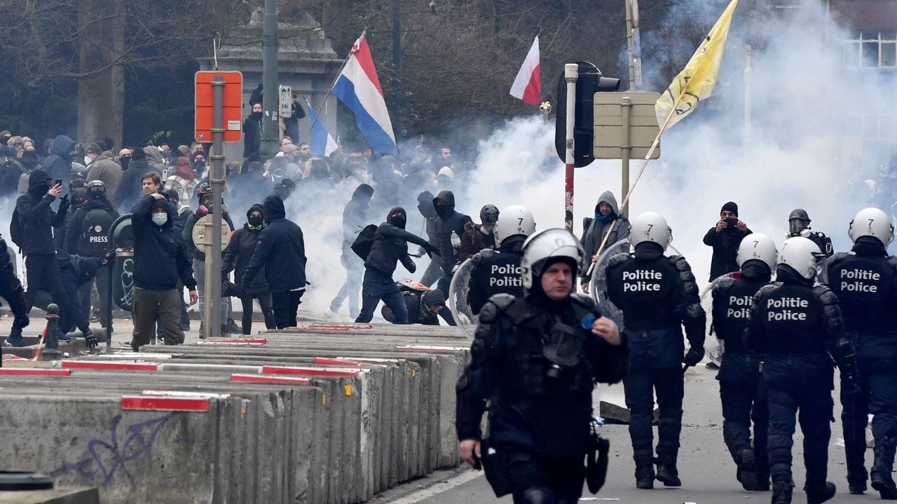 Zehntausende Menschen waren in Brüssel die Corona-Maßnahmen der Regierung auf die Straße gegangen. Zehntausende Menschen waren in Brüssel die Corona-Maßnahmen der Regierung auf die Straße gegangen.