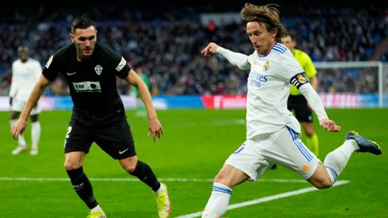 Real-Profi Luka Modric (r) flankt gegen Gerard Gumbau vom FC Elche.