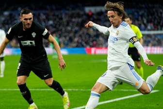 Real-Profi Luka Modric (r) flankt gegen Gerard Gumbau vom FC Elche.