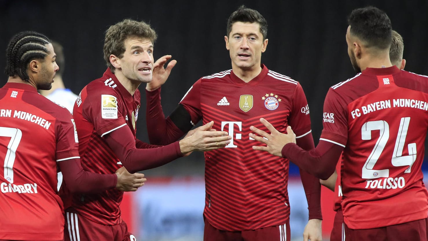 Gute Laune: Die Bayern-Stars um Robert Lewandowski (Nr. 9) und Thomas Müller (l. daneben) liegen in der Bundesliga weiter mit sechs Punkten Vorsprung auf Platz eins. Gute Laune: Die Bayern-Stars um Robert Lewandowski (Nr. 9) und Thomas Müller (l. daneben) liegen in der Bundesliga weiter mit sechs Punkten Vorsprung auf Platz eins.