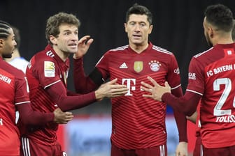Gute Laune: Die Bayern-Stars um Robert Lewandowski (Nr. 9) und Thomas Müller (l. daneben) liegen in der Bundesliga weiter mit sechs Punkten Vorsprung auf Platz eins.