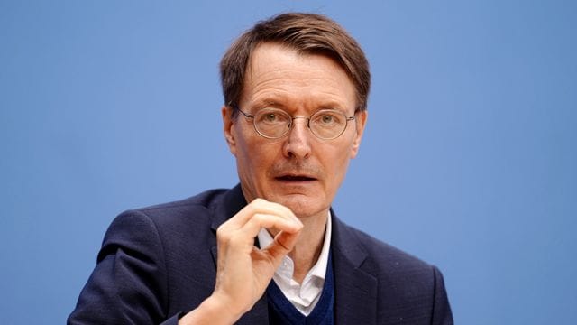 Gesundheitsminister Lauterbach geht davon aus, dass es weitere Varianten geben wird, weil es weltweit noch zu viele Menschen gibt, die sich infizieren könnten.