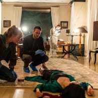 Joy Maria Bai spielt die Leiche: Leo Hölzer (Vladimir Burlakov), und Pia Heinrich (Ines Marie Westernströer), untersuchen den Tatort.